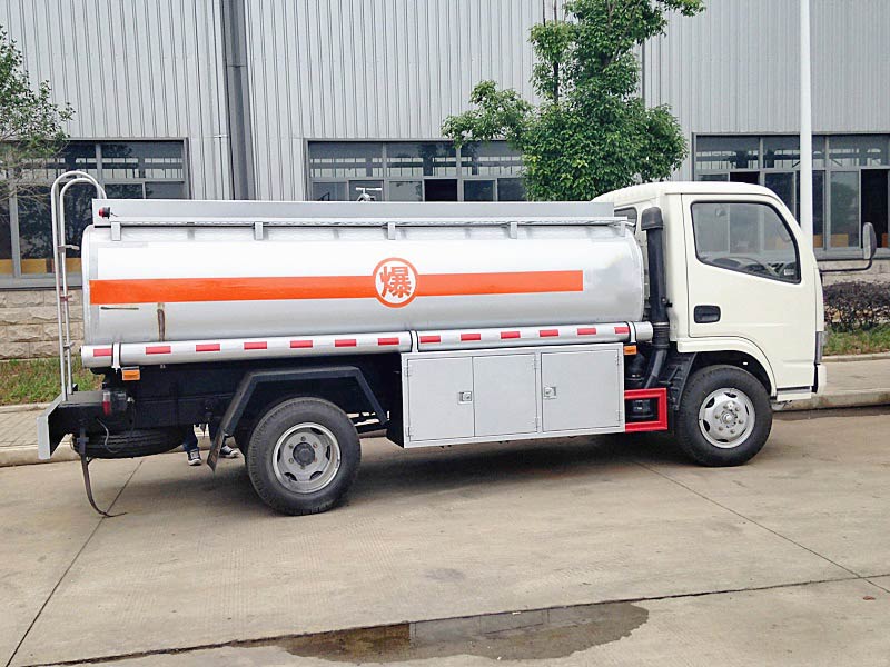 4X2 Dongfeng 3m3 Oil Tanker Trucks_复制_复制_复制_复制_复制